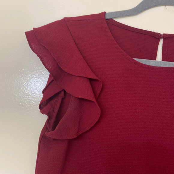 Sleeveless burgundy round hem blouse - Picture 2 of 3